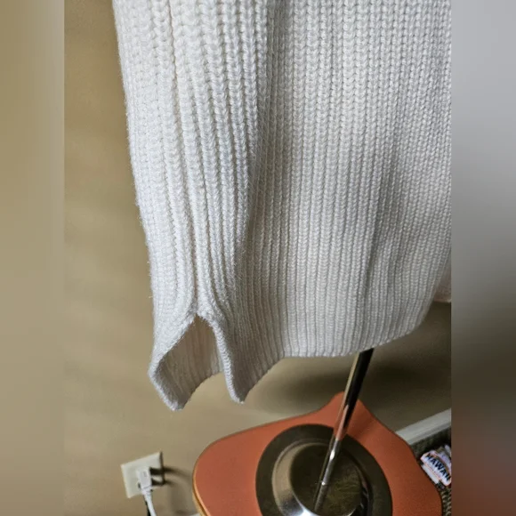Abercrombie & Fitch White V-Neck Knit Sweater Vest Size Small - Picture 9 of 10